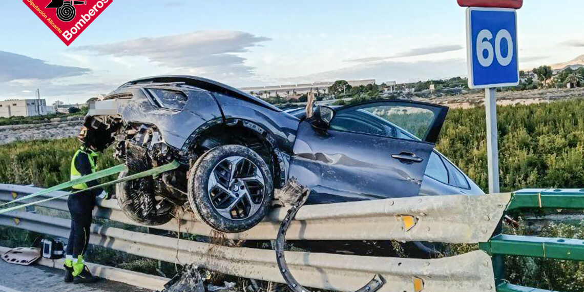 Rescate tras aparatoso accidente en la AP-7 en Sant Vicent del Raspeig