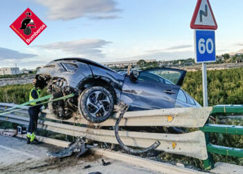 Rescate tras aparatoso accidente en la AP-7 en Sant Vicent del Raspeig
