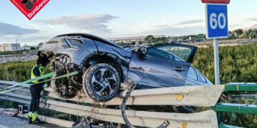 Rescate tras aparatoso accidente en la AP-7 en Sant Vicent del Raspeig