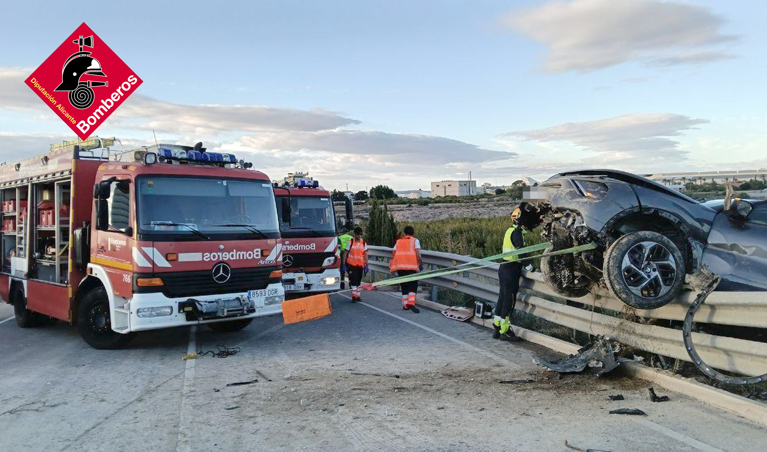 Rescate tras aparatoso accidente en la AP-7 en Sant Vicent del Raspeig 2 G iEojaXoAAhU8X