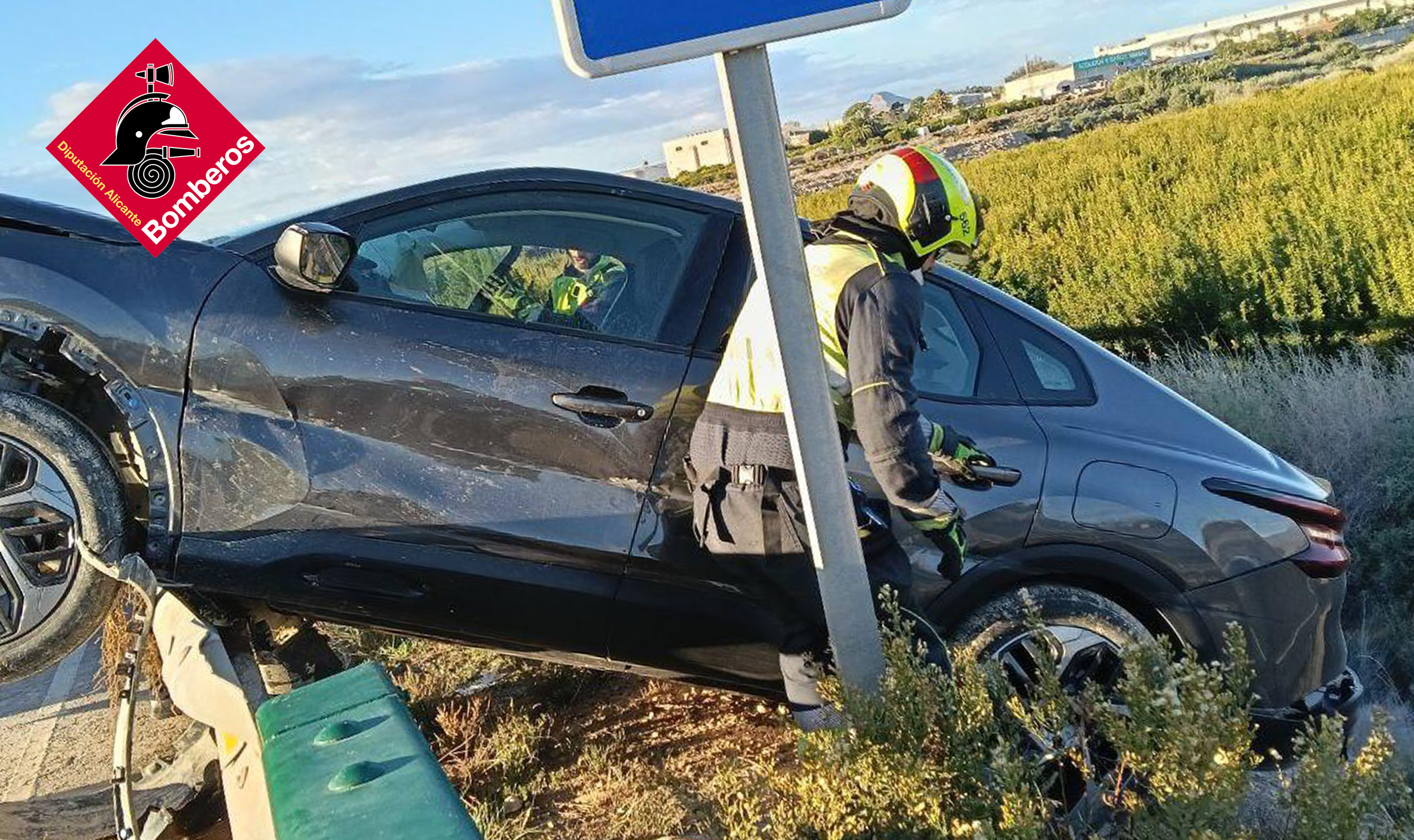 Rescate tras aparatoso accidente en la AP-7 en Sant Vicent del Raspeig 3 G iEojbWkAEtAof