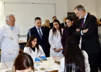 Los Reyes arropan el rescate de la memoria: 340.000 fotografías salvadas del lodo de la DANA