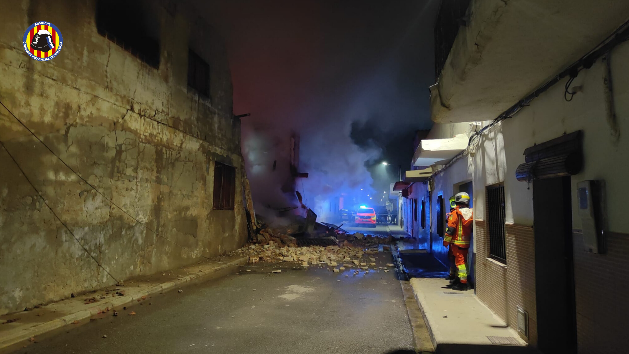 El colapso de un aserradero abandonado en Carlet obliga al desalojo de varias familias durante la madrugada 3 G yD2hqboAAC8Gt
