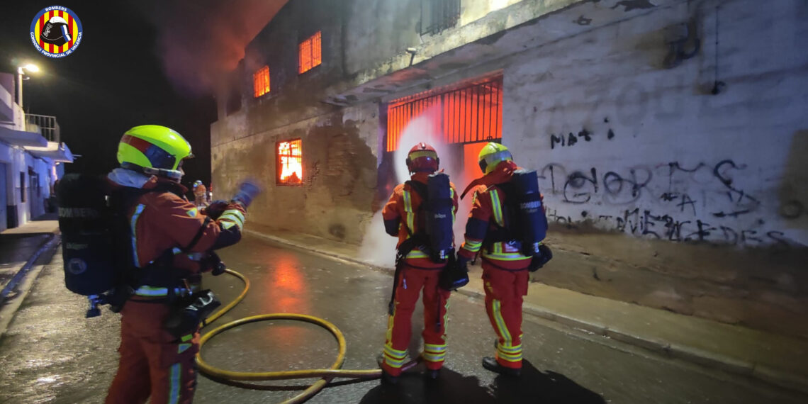 El incendio de la antigua nave industrial movilizó a ocho dotaciones de Bomberos de Valencia. La estructura cedió parcialmente sobre la vía pública horas después de que los efectivos ordenaran la evacuación preventiva de las viviendas colindantes.