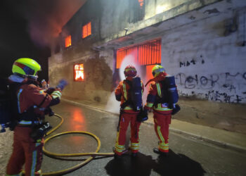 El incendio de la antigua nave industrial movilizó a ocho dotaciones de Bomberos de Valencia. La estructura cedió parcialmente sobre la vía pública horas después de que los efectivos ordenaran la evacuación preventiva de las viviendas colindantes.