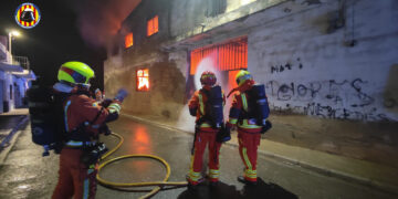 El incendio de la antigua nave industrial movilizó a ocho dotaciones de Bomberos de Valencia. La estructura cedió parcialmente sobre la vía pública horas después de que los efectivos ordenaran la evacuación preventiva de las viviendas colindantes.