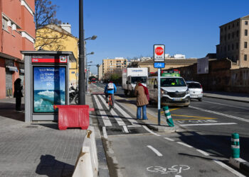 El urbanismo de la imprudencia: cuando el carril bici atropella la seguridad del peatón