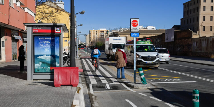 El urbanismo de la imprudencia: cuando el carril bici atropella la seguridad del peatón