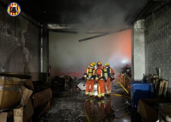 Un incendio en una fábrica textil de Ontinyent moviliza a bomberos de Valencia y Alicante