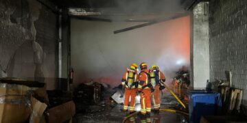 Un incendio en una fábrica textil de Ontinyent moviliza a bomberos de Valencia y Alicante