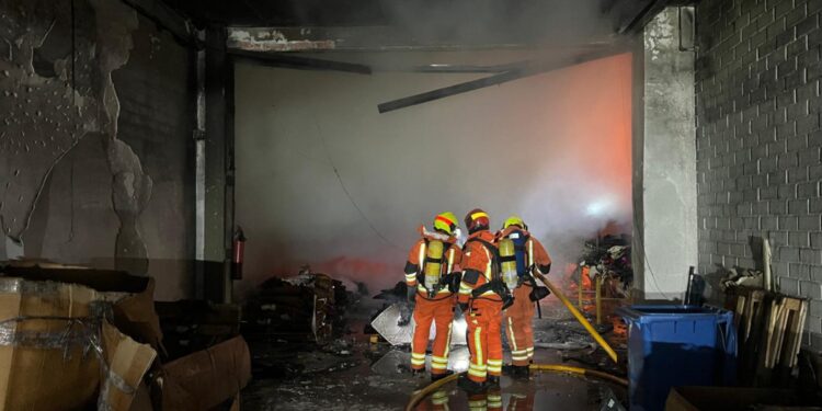 Un incendio en una fábrica textil de Ontinyent moviliza a bomberos de Valencia y Alicante 1 Un incendio en una fábrica textil de Ontinyent moviliza a bomberos de Valencia y Alicante