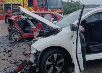 Los bomberos liberan a dos conductores tras un grave accidente en la N-340 en Almenara 14 Los bomberos liberan a dos conductores tras un grave accidente en la N-340 en Almenara