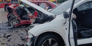 Los bomberos liberan a dos conductores tras un grave accidente en la N-340 en Almenara