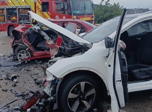 Los bomberos liberan a dos conductores tras un grave accidente en la N-340 en Almenara