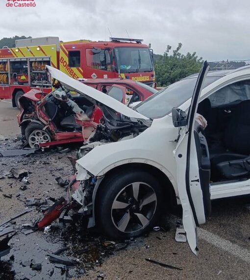 Los bomberos liberan a dos conductores tras un grave accidente en la N-340 en Almenara 1 Los bomberos liberan a dos conductores tras un grave accidente en la N-340 en Almenara