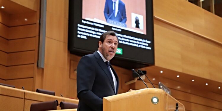 Óscar Puente se atrinchera en el Senado: «Miraré a los familiares a la cara porque no se pudo hacer mejor»