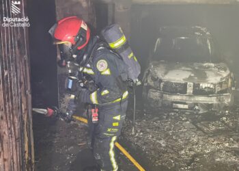 Un incendio calcina una cochera en La Vall d’Uixó y acaba con la vida de una mascota