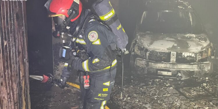Un incendio calcina una cochera en La Vall d’Uixó y acaba con la vida de una mascota