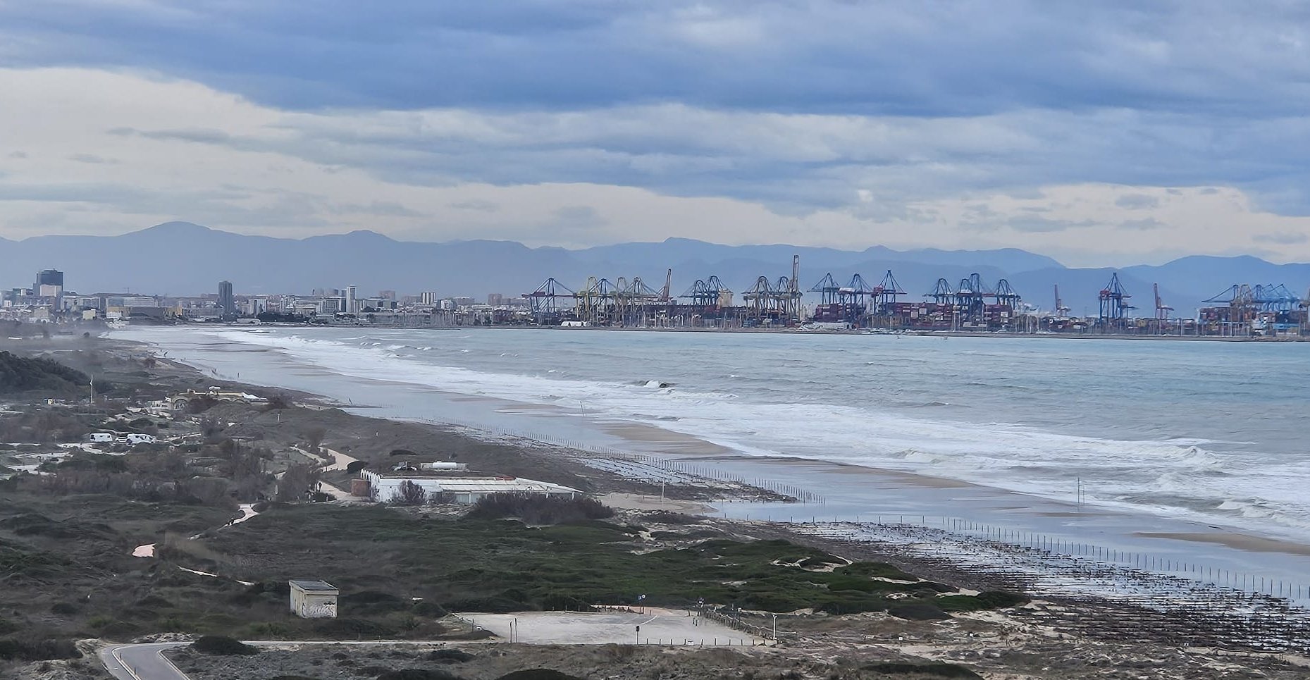El "espejismo" de los 28 millones: El mar se engulle la regeneración de las playas del sur de Valencia en apenas un año 3 G MtrnZWAAAftbM