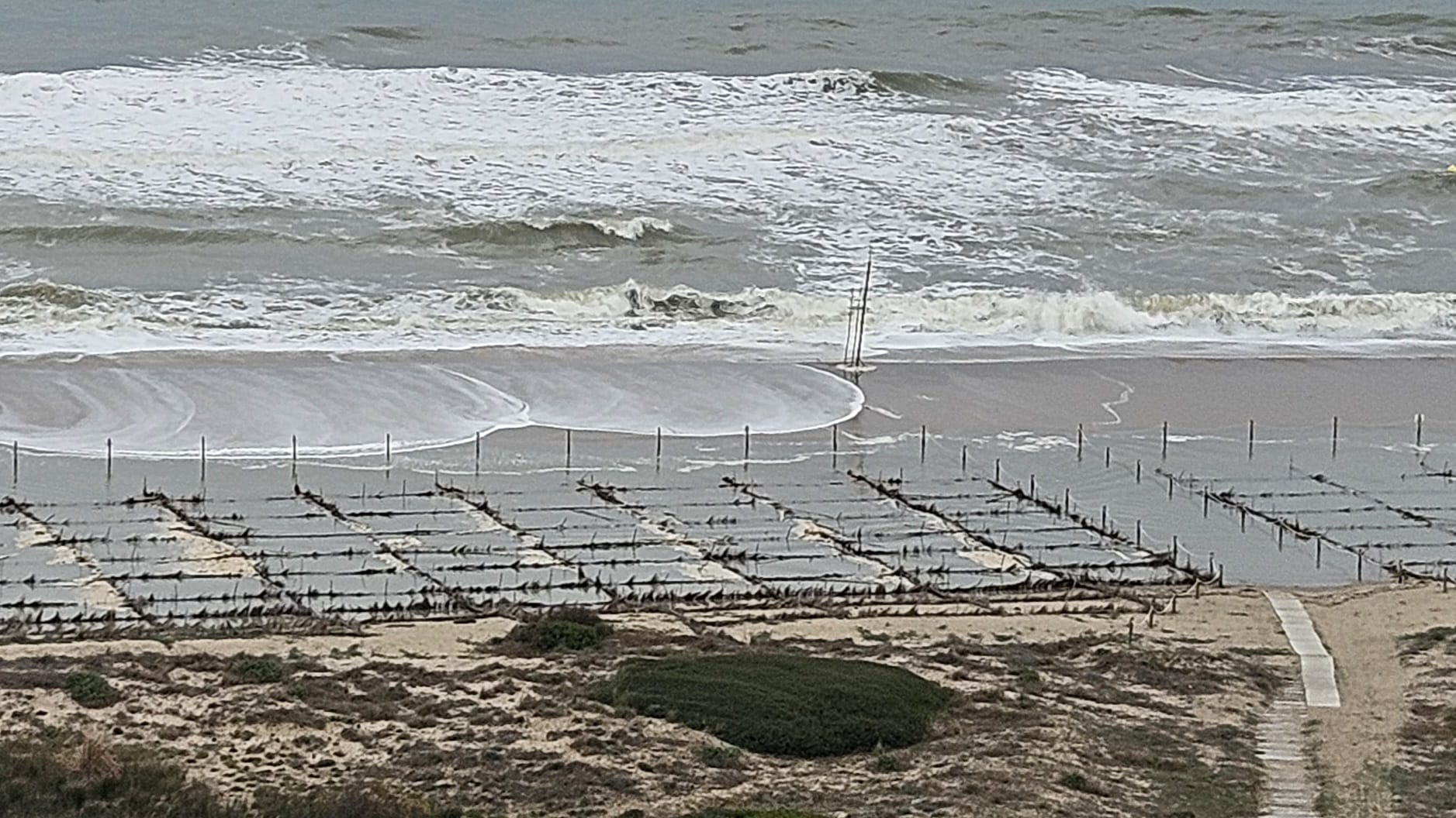 El "espejismo" de los 28 millones: El mar se engulle la regeneración de las playas del sur de Valencia en apenas un año 2 G MtrwKXQAA12t6