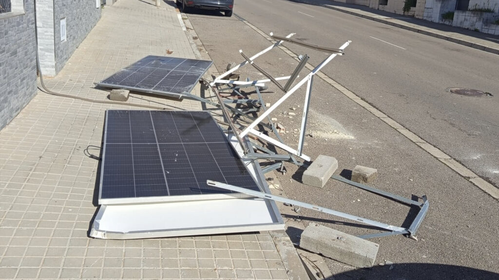 El temporal de viento pone en jaque a Valencia: los bomberos gestionan 300 incidencias en una jornada crítica