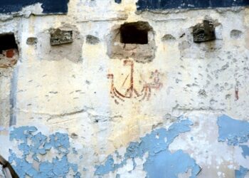 El enigma del "barco del pequeño Juan": el grafiti medieval que Valencia se resiste a perder 18 Detalle del grafiti medieval Barco del pequeño Juan en la calle Bolsería de Valencia, pintado en rojo almagra con un ángel en la proa.