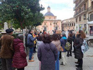 Gu&iacute;a de CaminArt explicando la historia del grafiti del barco del siglo XV a un grupo de turistas en la calle Bolser&iacute;a, Valencia.