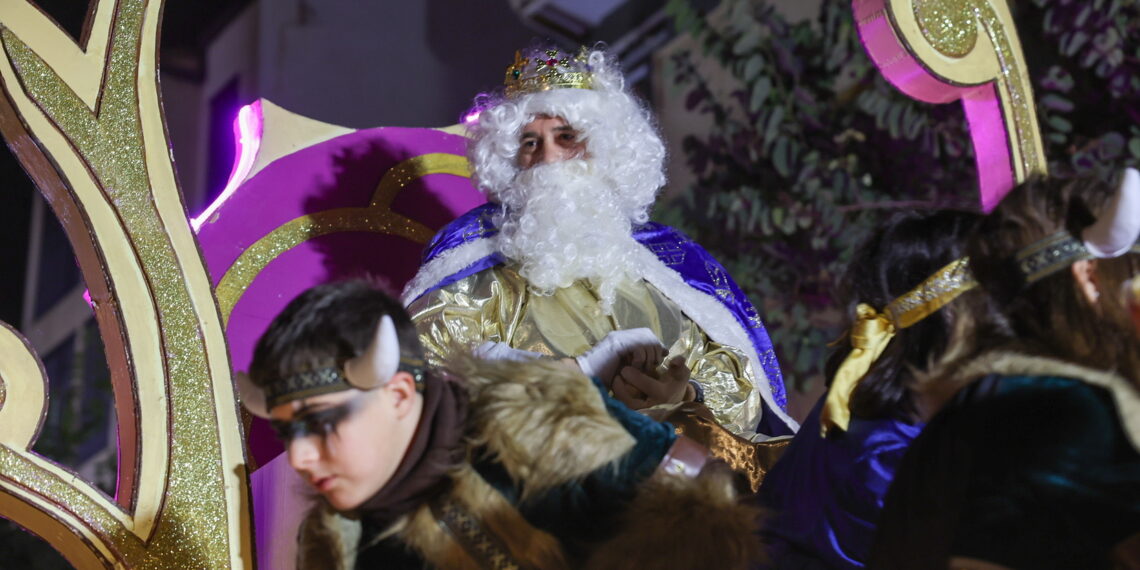 Macrocabalgata Solidaria de Reyes del Marítim de Valéncia bajo una fina lluvia