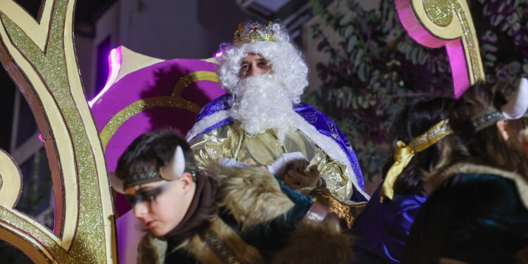 Macrocabalgata Solidaria de Reyes del Marítim de Valéncia bajo una fina lluvia