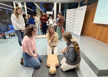 Vithas Valencia 9 de Octubre forma a profesores y personal no docente del Edelweiss School en RCP y primeros auxilios