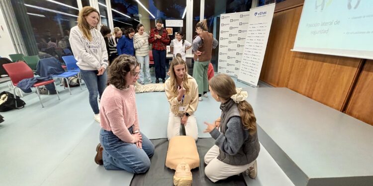 Vithas Valencia 9 de Octubre forma a profesores y personal no docente del Edelweiss School en RCP y primeros auxilios