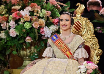 Carmen Prades Gil ya reina en el Olimpo de las Fallas: Una noche de seda y emoción en el Palau 15 Carmen Prades Gil ya reina en el Olimpo de las Fallas: Una noche de seda y emoción en el Palau