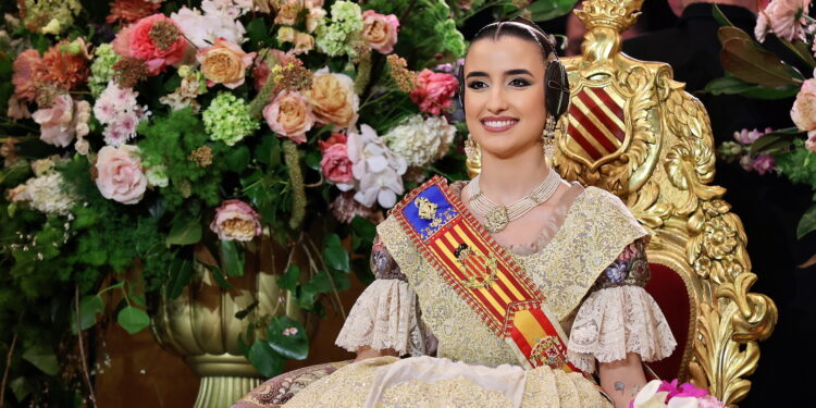 Carmen Prades Gil ya reina en el Olimpo de las Fallas: Una noche de seda y emoción en el Palau
