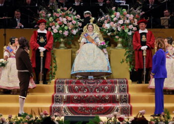 Marta Mercader Roig ya reina en el corazón de Valencia como Fallera Major Infantil de Valéncia 2026