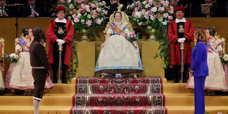 Marta Mercader Roig ya reina en el corazón de Valencia como Fallera Major Infantil de Valéncia 2026