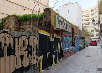 La memoria se agrieta en La Xerea: Alerta por riesgo de desprendimiento del rótulo indicativo del refugio de la calle Espada 14 La memoria se agrieta en La Xerea: refugio calle Espada