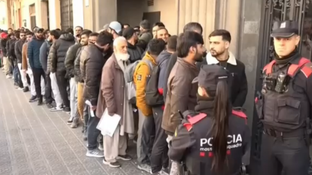 Primeros problemas con la regularizacion masiva en Espana Pakistan atiende a 1000 personas diarias 1