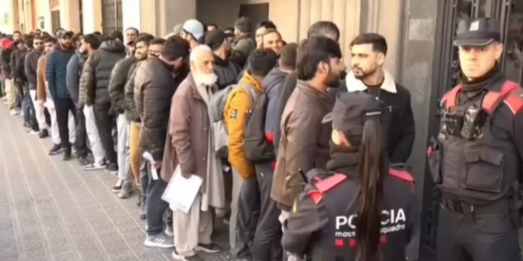 Regularizar inmigrantes sin controlar: cuando el Estado renuncia a saber a quién legaliza