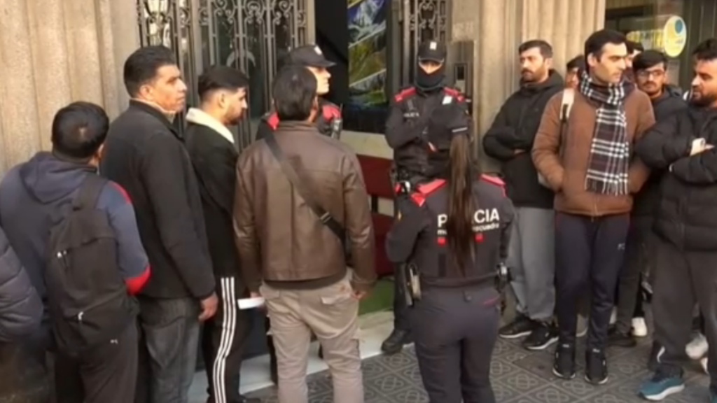 Primeros problemas con la regularizacion masiva en Espana Pakistan atiende a 1000 personas diarias 2