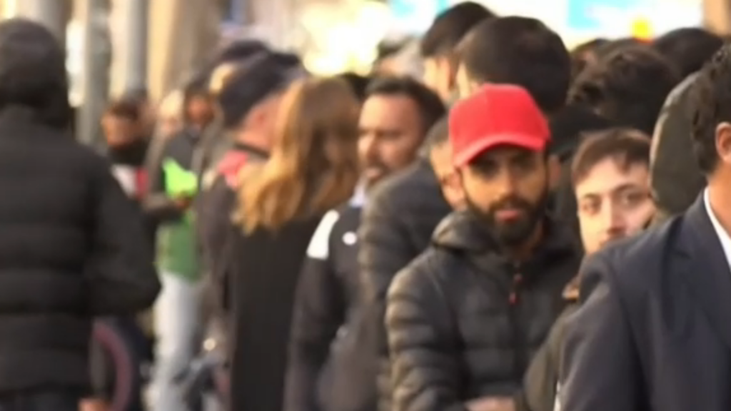 Primeros problemas con la regularizacion masiva en Espana Pakistan atiende a 1000 personas diarias 3