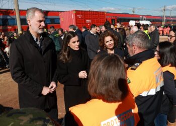 El PSOE proyecta a María Jesús Montero en Andalucía bajo el paraguas de la visita real tras el accidente de Adamuz