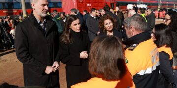 El PSOE proyecta a María Jesús Montero en Andalucía bajo el paraguas de la visita real tras el accidente de Adamuz