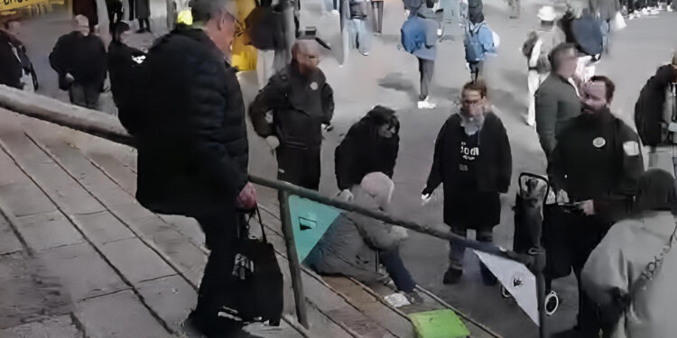 Una nueva caída en las escaleras del Mercado Central reaviva la demanda de mejoras de accesibilidad