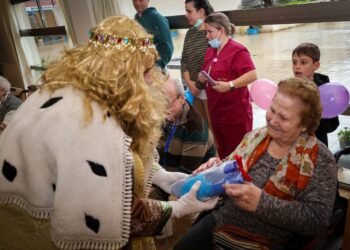 Los Reyes Magos adelantan su magia en Torrent con una emotiva visita a los mayores