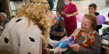 Los Reyes Magos adelantan su magia en Torrent con una emotiva visita a los mayores