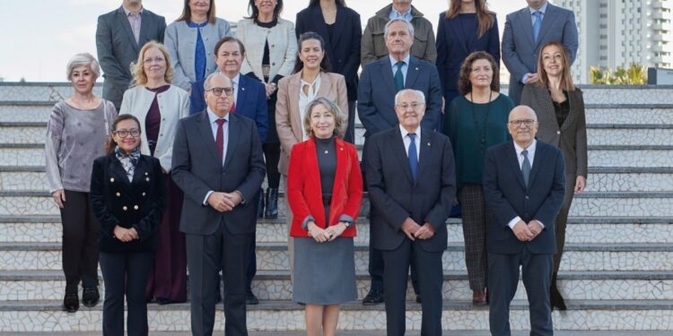 Cuidar a quien cuida: la defensa profesional como eje colegial