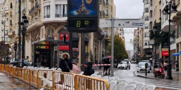 8 horas pasando frío para coger una silla de la cabalgata en Valencia