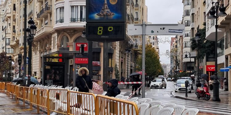 8 horas pasando frío para coger una silla de la cabalgata en Valencia
