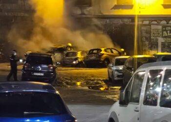 Un incendio en un solar de la Av Pio XII calcina varios vehículos y afecta a una fachada