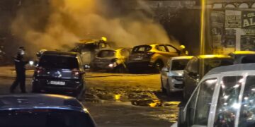 Un incendio en un solar de la Av Pio XII calcina varios vehículos y afecta a una fachada